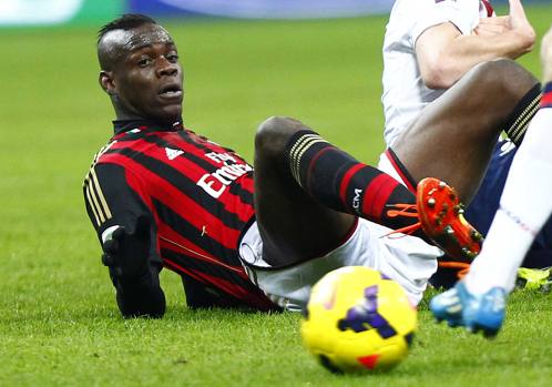 Mario Balotelli a terra dopo un contrasto. LaPresse